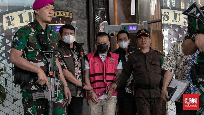 Tersangka kasus dugaan Tindak Pidana Pencucian uang (TPPU) Don Ritto (tengah) keluar dari Gedung Jampidsus. Jakarta, Jumat (17/07/2026)