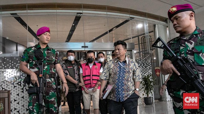 Tersangka kasus dugaan Tindak Pidana Pencucian uang (TPPU) Don Ritto (tengah) keluar dari Gedung Jampidsus. Jakarta, Jumat (17/07/2026)