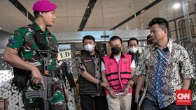 Tersangka kasus dugaan Tindak Pidana Pencucian uang (TPPU) Don Ritto (tengah) keluar dari Gedung Jampidsus. Jakarta, Jumat (17/07/2026)