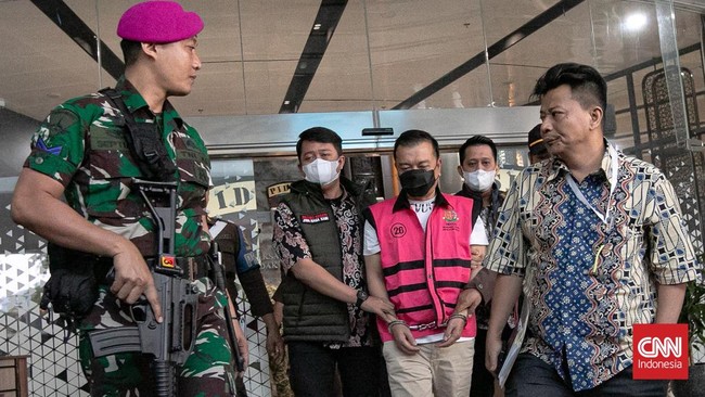 Tersangka kasus dugaan Tindak Pidana Pencucian uang (TPPU) Don Ritto (tengah) keluar dari Gedung Jampidsus. Jakarta, Jumat (17/07/2026)