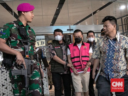 Tersangka kasus dugaan Tindak Pidana Pencucian uang (TPPU) Don Ritto (tengah) keluar dari Gedung Jampidsus. Jakarta, Jumat (17/07/2026)