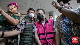 Tersangka kasus dugaan Tindak Pidana Pencucian uang (TPPU) Don Ritto (tengah) keluar dari Gedung Jampidsus