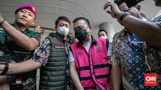 Tersangka kasus dugaan Tindak Pidana Pencucian uang (TPPU) Don Ritto (tengah) keluar dari Gedung Jampidsus