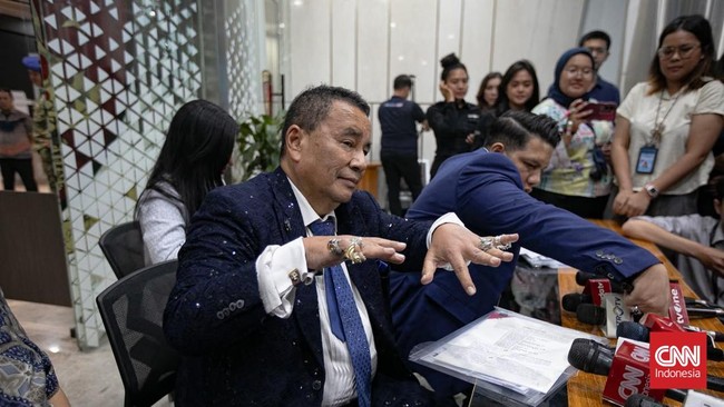 Pengacara tersangka Febrie Adriansyah, Hotman Paris Hutapea memberikan keterangan pers di Gedung Bundar, Kejaksaan Agung, Jakarta, Jumat (17/7/2026). CNN Indonesia/ Adi Ibrahim