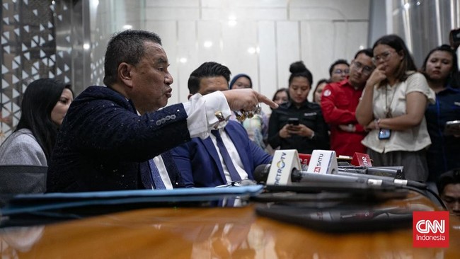 Pengacara tersangka Febrie Adriansyah, Hotman Paris Hutapea memberikan keterangan pers di Gedung Bundar, Kejaksaan Agung, Jakarta, Jumat (17/7/2026).