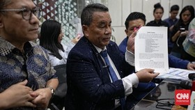 Pengacara tersangka Febrie Adriansyah, Hotman Paris Hutapea memberikan keterangan pers di Gedung Bundar, Kejaksaan Agung, Jakarta.