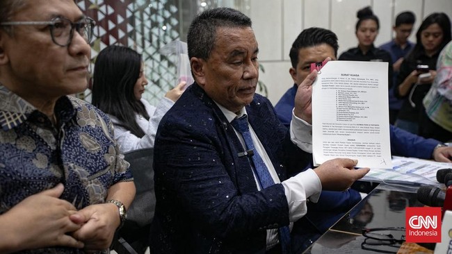Pengacara tersangka Febrie Adriansyah, Hotman Paris Hutapea memberikan keterangan pers di Gedung Bundar, Kejaksaan Agung, Jakarta.