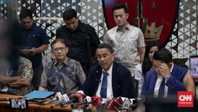 Pengacara tersangka Febrie Adriansyah, Hotman Paris Hutapea memberikan keterangan pers di Gedung Bundar, Kejaksaan Agung, Jakarta, Jumat (17/7/2026). CNN Indonesia/ Adi Ibrahim