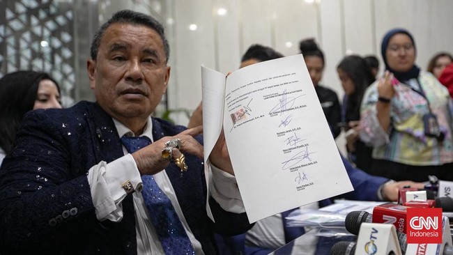 Pengacara tersangka Febrie Adriansyah, Hotman Paris Hutapea memberikan keterangan pers di Gedung Bundar, Kejaksaan Agung,