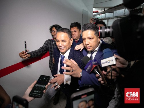 Pengacara Hotman Paris Hutapea tiba di Gedung Bundar, Kejaksaan Agung, Jakarta, Jumat (17/7/2026). CNNIndonesia/Adi Ibrahim