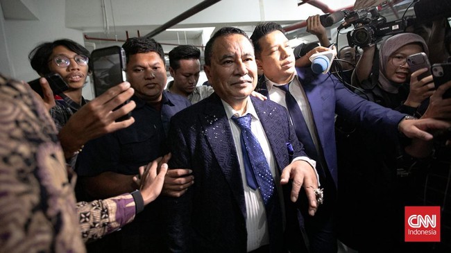 Pengacara Hotman Paris Hutapea tiba di Gedung Bundar, Kejaksaan Agung, Jakarta, Jumat (17/7/2026). CNNIndonesia/Adi Ibrahim