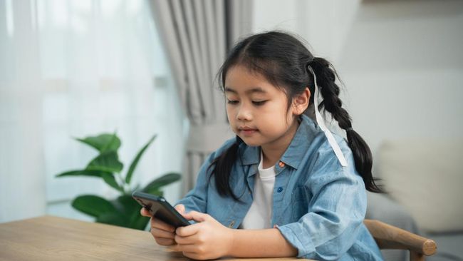 Orang Tua yang Sedang Stres Ternyata Bisa Picu Anak Main HP Kelamaan