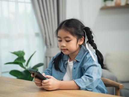 Orang Tua yang Sedang Stres Ternyata Bisa Picu Anak Main HP Kelamaan