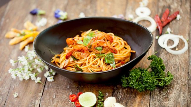 Resep Chili Crisp Noodle Salad, Mi Dingin Pedas yang Segar dan Praktis