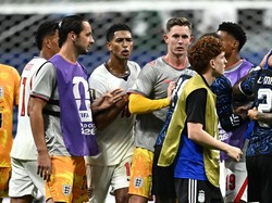 Soccer Football - FIFA World Cup 2026 - Semi Final - England v Argentina - Atlanta Stadium, Atlanta, Georgia, U.S. - July 15, 2026 England's Jude Bellingham reacts as Argentina's Valentin Barco looks on at the end of the match REUTERS/Dylan Martinez