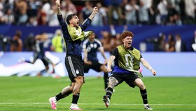 Soccer Football - FIFA World Cup 2026 - Semi Final - England v Argentina - Atlanta Stadium, Atlanta, Georgia, U.S. - July 15, 2026 Argentina's Leandro Paredes and Valentin Barco celebrate after Lautaro Martinez scores their second goal REUTERS/Paul C