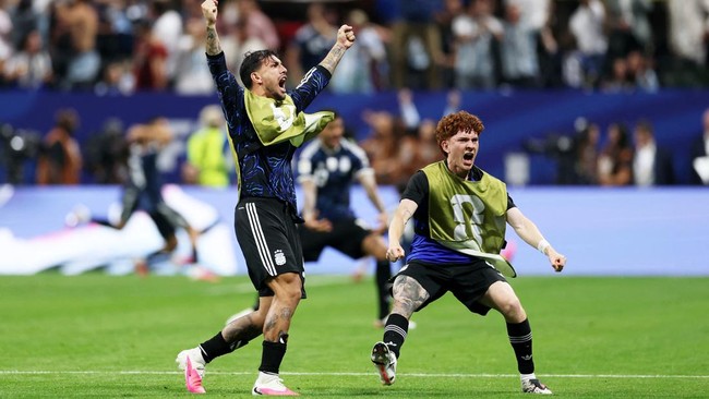 Soccer Football - FIFA World Cup 2026 - Semi Final - England v Argentina - Atlanta Stadium, Atlanta, Georgia, U.S. - July 15, 2026 Argentina's Leandro Paredes and Valentin Barco celebrate after Lautaro Martinez scores their second goal REUTERS/Paul C