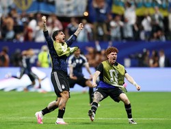 Soccer Football - FIFA World Cup 2026 - Semi Final - England v Argentina - Atlanta Stadium, Atlanta, Georgia, U.S. - July 15, 2026 Argentina's Leandro Paredes and Valentin Barco celebrate after Lautaro Martinez scores their second goal REUTERS/Paul C