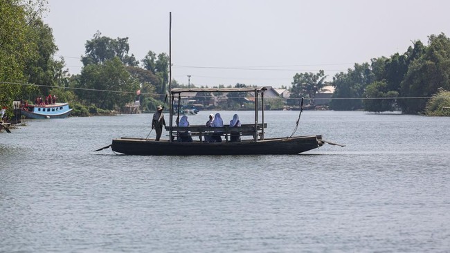 Akses Jalan Terputus Abrasi, Siswa Muara Gembong Andalkan Perahu