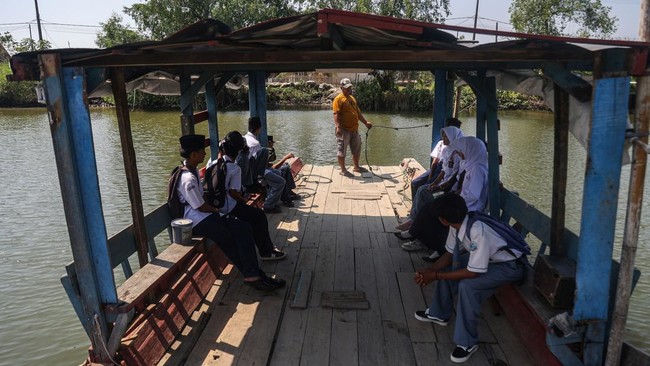 Akses Jalan Terputus Abrasi, Siswa Muara Gembong Andalkan Perahu