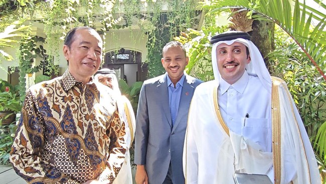 Jokowi mengaku dirinya berbincang ringan dengan tamunya, Sultan bin Mubarak. Dia juga bertanya soal kondisi Timur Tengah.