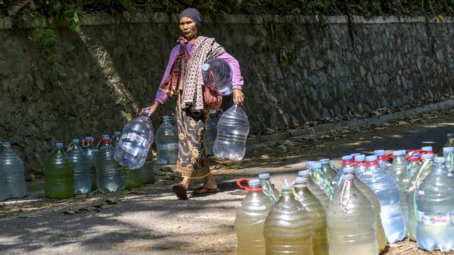 Musim kemarau yang melanda wilayah Kota Cilegon, Banten, menyebabkan sejumlah warga di kawasan perbukitan mengalami krisis air bersih.