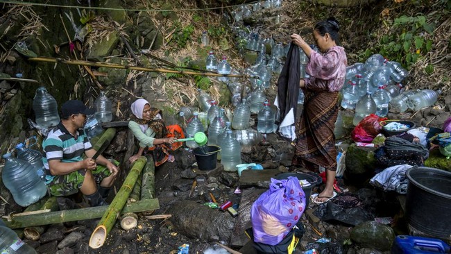 Musim kemarau yang melanda wilayah Kota Cilegon, Banten, menyebabkan sejumlah warga di kawasan perbukitan mengalami krisis air bersih.
