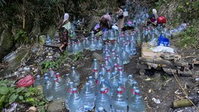 Musim kemarau yang melanda wilayah Kota Cilegon, Banten, menyebabkan sejumlah warga di kawasan perbukitan mengalami krisis air bersih.