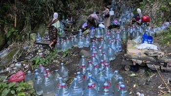 Musim kemarau yang melanda wilayah Kota Cilegon, Banten, menyebabkan sejumlah warga di kawasan perbukitan mengalami krisis air bersih.