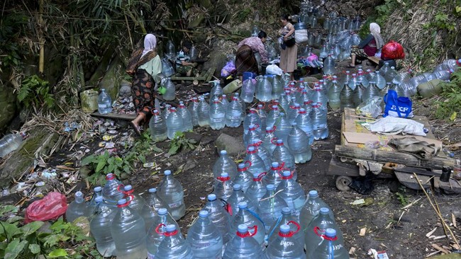 Musim kemarau yang melanda wilayah Kota Cilegon, Banten, menyebabkan sejumlah warga di kawasan perbukitan mengalami krisis air bersih.
