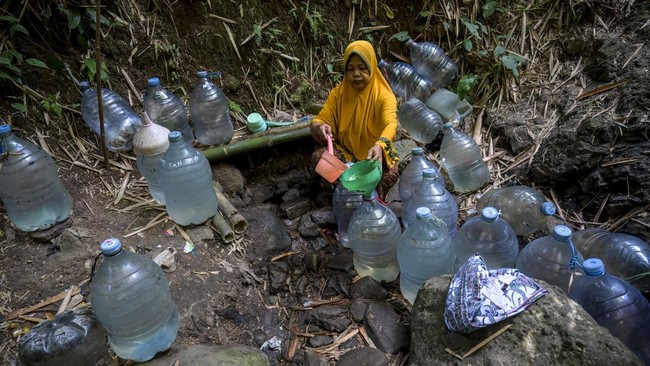 Musim kemarau yang melanda wilayah Kota Cilegon, Banten, menyebabkan sejumlah warga di kawasan perbukitan mengalami krisis air bersih.