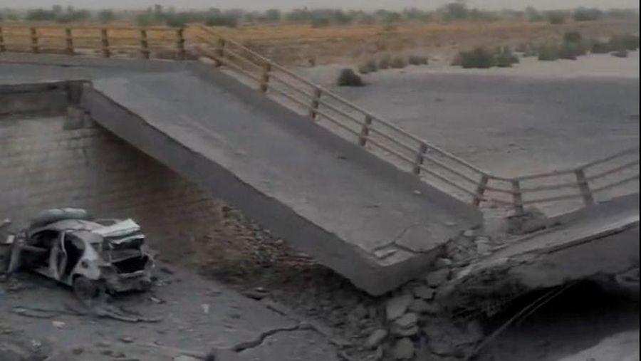 Kondisi jembatan nan rusak akibat serangan AS, di Bandar Khamir, provinsi Hormozgan, Iran, Jumat (17/7/2026). (Social Media/via REUTERS)