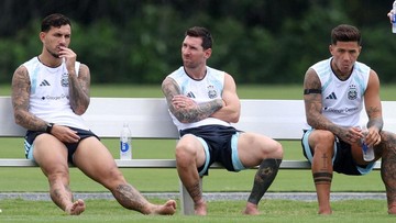 Berita Olahraga Terkini CNN Sport : FOTO: Messi dkk Menuju Laga Abadi