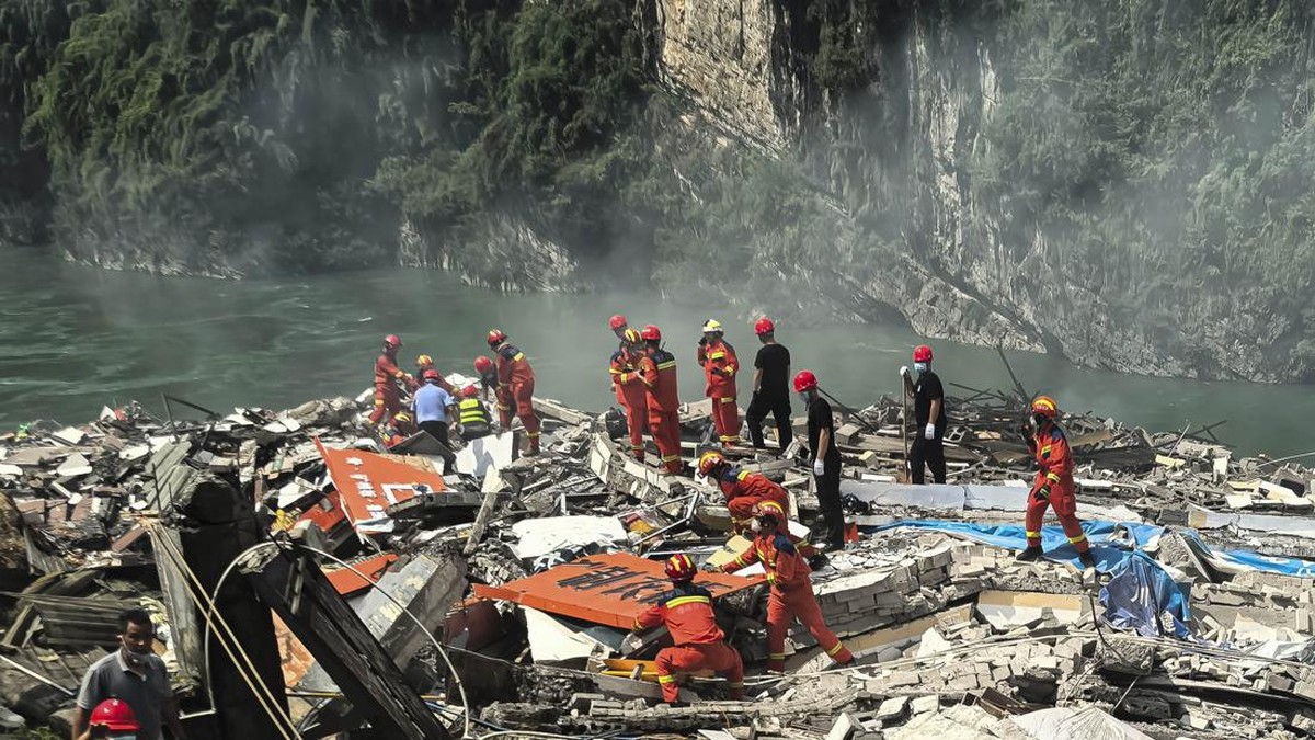 Rescue workers search for survivors at the site of a landslide along Wujiang river in Pengshui Miao and Tujia Autonomous County, Chongqing, China July 17, 2026. cnsphoto via REUTERS   ATTENTION EDITORS - THIS IMAGE WAS PROVIDED BY A THIRD PARTY. CHIN