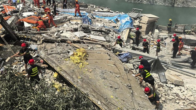 Rescue workers search for survivors at the site of a landslide along Wujiang river in Pengshui Miao and Tujia Autonomous County, Chongqing, China July 17, 2026. cnsphoto via REUTERS   ATTENTION EDITORS - THIS IMAGE WAS PROVIDED BY A THIRD PARTY. CHIN