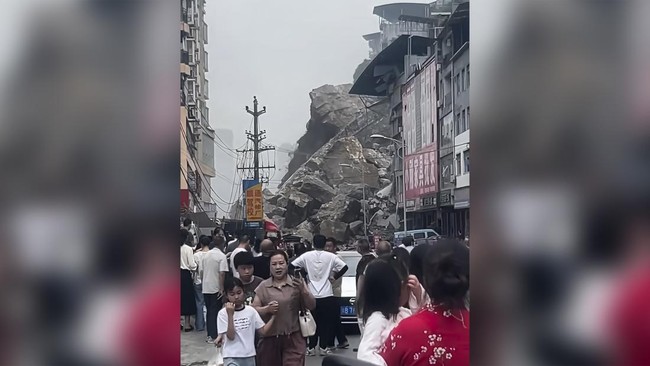 Debris and people at the site of buildings that collapsed due to a landslide in Chongqing, China, July 17, 2026, in this screengrab obtained from a social media video. Social Media/via REUTERS  THIS IMAGE HAS BEEN SUPPLIED BY A THIRD PARTY. NO RESALE
