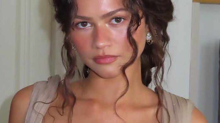 Makeup Zendaya di press tour The Odyssey New York. Makeup natural yang glowy dan sun-kissed.