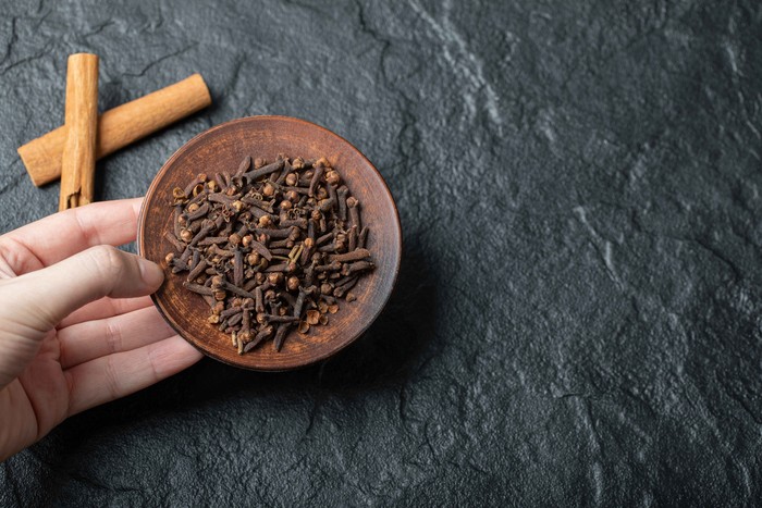 Manfaat cengkeh selanjutnya adalah dapat membantu pertumbuhan rambut karena kandungan beta karotennya, yang mendorong pertumbuhan sel, dan vitamin K, yang meningkatkan sirkulasi darah.