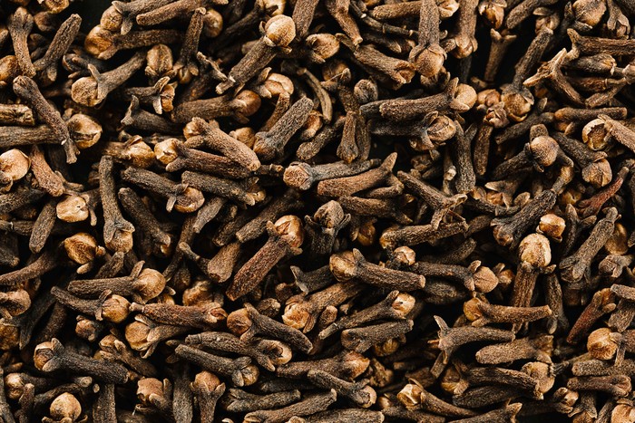 Cengkeh dapat membantu secara tidak langsung meningkatkan pertumbuhan rambut dengan meningkatkan sirkulasi kulit kepala. Hal ini karena kandungan vitamin K dalam cengkeh.