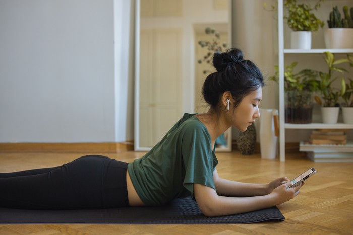 Orang yang homebody menjaga privasinya. Mereka sibuk berkegiatan tanpa harus update media sosial.