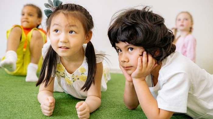 Anak dengan kecerdasan emosional tinggi punya kemampuan sosial yang baik dan mampu berempati Anak dengan kecerdasan emosional tinggi punya kemampuan sosial yang baik dan mampu berempati