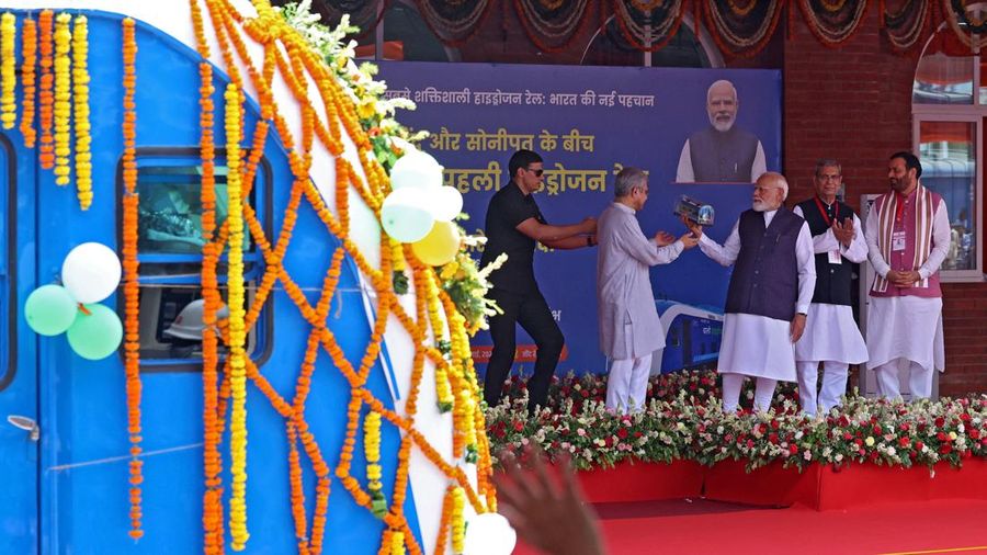 Narendra Modi berbareng Menteri Perkeretaapian India Ashwini Vaishnaw, dan Kepala Menteri Haryana Nayab Singh Saini saat aktivitas peluncuran Namo Green Rail, kereta berkekuatan hidrogen pertama di India, di Jind, Haryana, India, 17 Juli 2026. (REUTERS/Bhawika Chhabra)