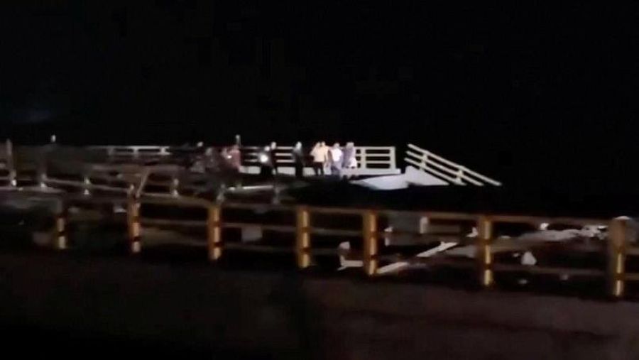 Orang-orang berdiri di dekat bagian jembatan nan rusak akibat serangan, di Bandar Khamir, provinsi Hormozgan, Iran, Kamis (16/7/2026), dalam cuplikan layar nan diperoleh dari video media sosial. (Media Sosial/via REUTERS)