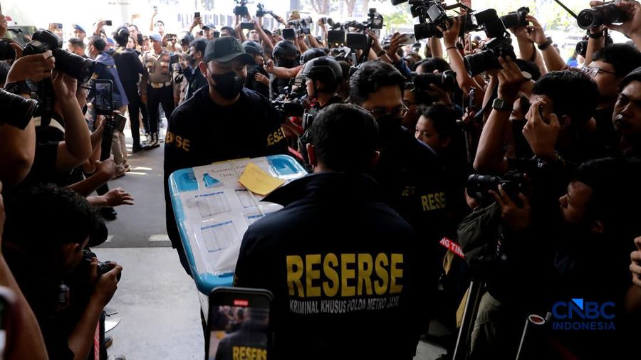 Pelimpahan tersangka Don Ritto dan peralatan bukti kasus dugaan korupsi dan pencucian duit PLN-Asabri ke Kejaksaan Agung (Kejagung), Jumat (17/7/2026). (CNBC Indonesia/Muhammad Sabki)