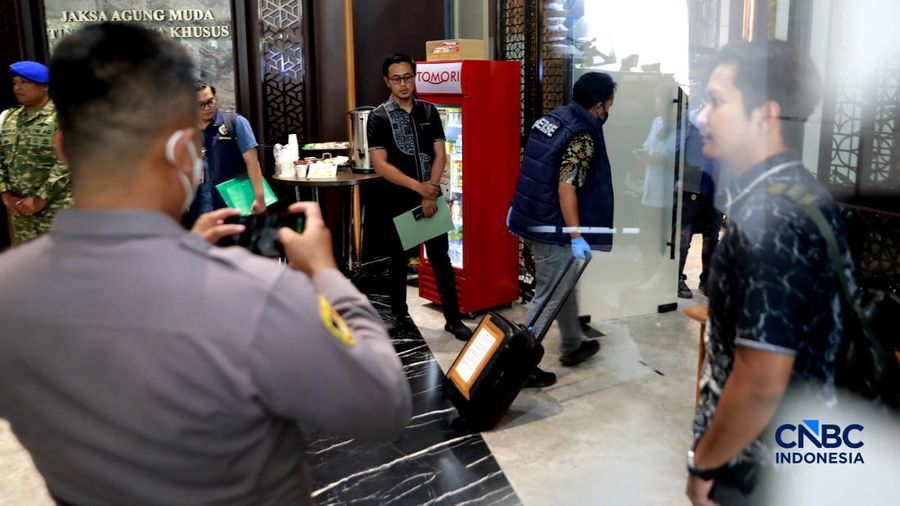 Pelimpahan tersangka Don Ritto dan peralatan bukti kasus dugaan korupsi dan pencucian duit PLN-Asabri ke Kejaksaan Agung (Kejagung), Jumat (17/7/2026). (CNBC Indonesia/Muhammad Sabki)