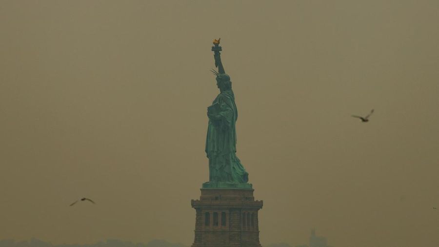 Pemandangan alam Kota New York terlihat melalui lapisan asap kebakaran rimba di New York City, Amerika Serikat (AS), Kamis (16/72026). (REUTERS/Mike Segar)