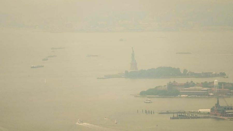 Pemandangan alam Kota New York terlihat melalui lapisan asap kebakaran rimba di New York City, Amerika Serikat (AS), Kamis (16/72026). (REUTERS/Eduardo Munoz)
