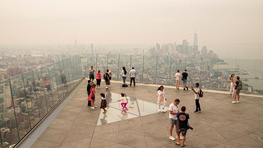 Pemandangan alam Kota New York terlihat melalui lapisan asap kebakaran rimba di New York City, Amerika Serikat (AS), Kamis (16/72026). (REUTERS/Eduardo Munoz)