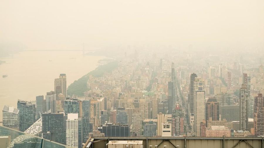 Pemandangan alam Kota New York terlihat melalui lapisan asap kebakaran rimba di New York City, Amerika Serikat (AS), Kamis (16/72026). (REUTERS/Eduardo Munoz)