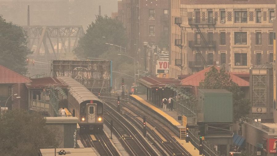 Pemandangan alam Kota New York terlihat melalui lapisan asap kebakaran rimba di New York City, Amerika Serikat (AS), Kamis (16/72026). (REUTERS/David Dee Delgado)